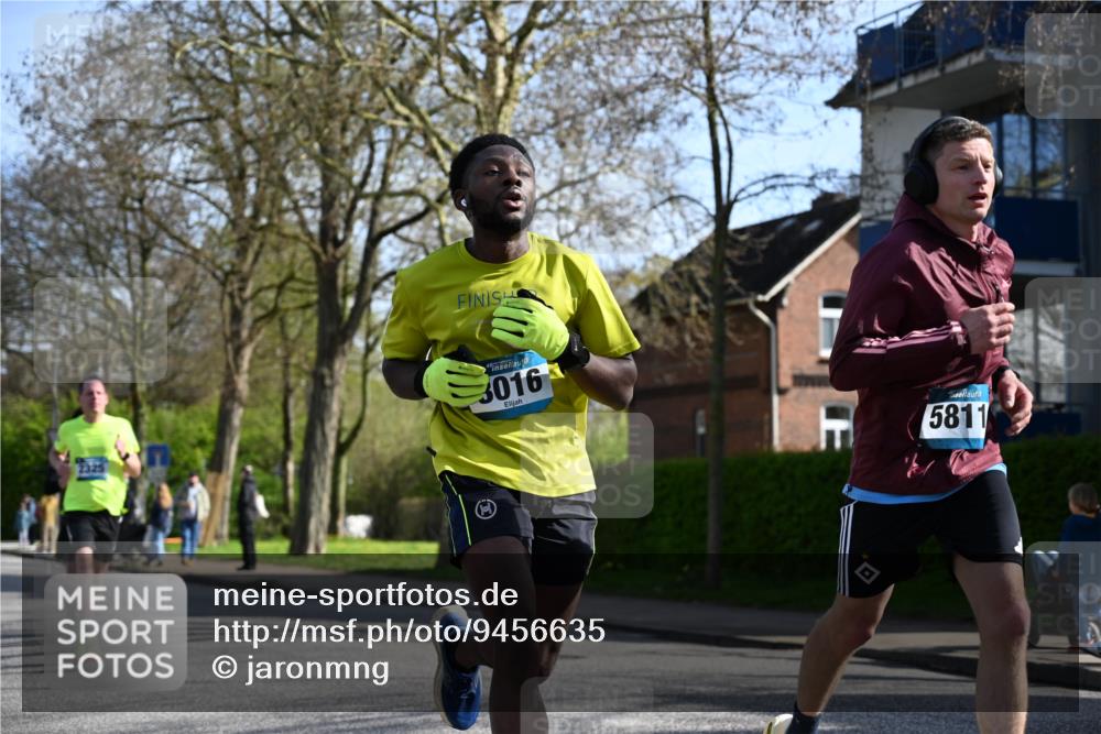 12.04.2026 - 45. Internationalen Wilhelmsburger Insellauf J. Mangold http://msf.ph/oto/9456635 12.04.2026 10:30:57 Ziel 3095, 3016, 2831, 5811, 2325, 5661, 4766, 4329, 4212, 4329, 4212, 5526, 2284, 3584, 3619, 3634, 2780, 5653, 3706 meine-sportfotos.de