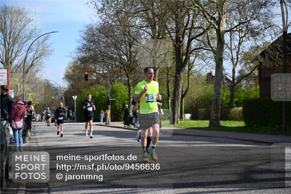 12.04.2026 - 45. Internationalen Wilhelmsburger Insellauf J. Mangold http://msf.ph/oto/9456636 12.04.2026 10:30:58 Ziel 3095, 3016, 2831, 5811, 2325, 5661, 4766, 4329, 4212, 5526, 2284, 3584, 3584, 3619, 3634, 2780, 5653, 3706 meine-sportfotos.de