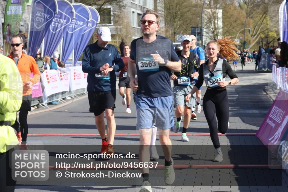 12.04.2026 - 45. Internationalen Wilhelmsburger Insellauf Strokosch-Dieckow http://msf.ph/oto/9456637 12.04.2026 10:46:07 Ziel 5325, 3653, 4139, 4531, 5694, 2216, 3430, 5594, 4481, 4682 meine-sportfotos.de