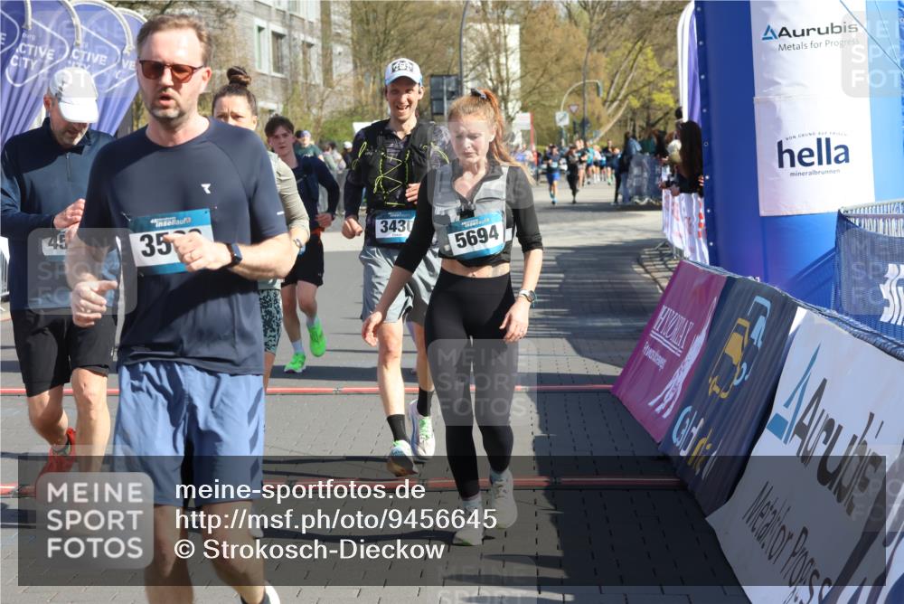 12.04.2026 - 45. Internationalen Wilhelmsburger Insellauf Strokosch-Dieckow http://msf.ph/oto/9456645 12.04.2026 10:46:08 Ziel 5325, 3653, 4139, 4531, 5694, 2216, 3430, 5594, 4481, 4682 meine-sportfotos.de