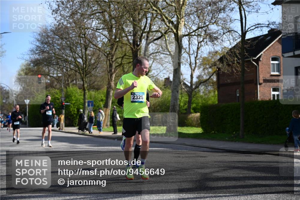 12.04.2026 - 45. Internationalen Wilhelmsburger Insellauf J. Mangold http://msf.ph/oto/9456649 12.04.2026 10:30:58 Ziel 3095, 3016, 2831, 5811, 2325, 5661, 4766, 4329, 4212, 5526, 2284, 3584, 3584, 3619, 3634, 2780, 5653, 3706 meine-sportfotos.de