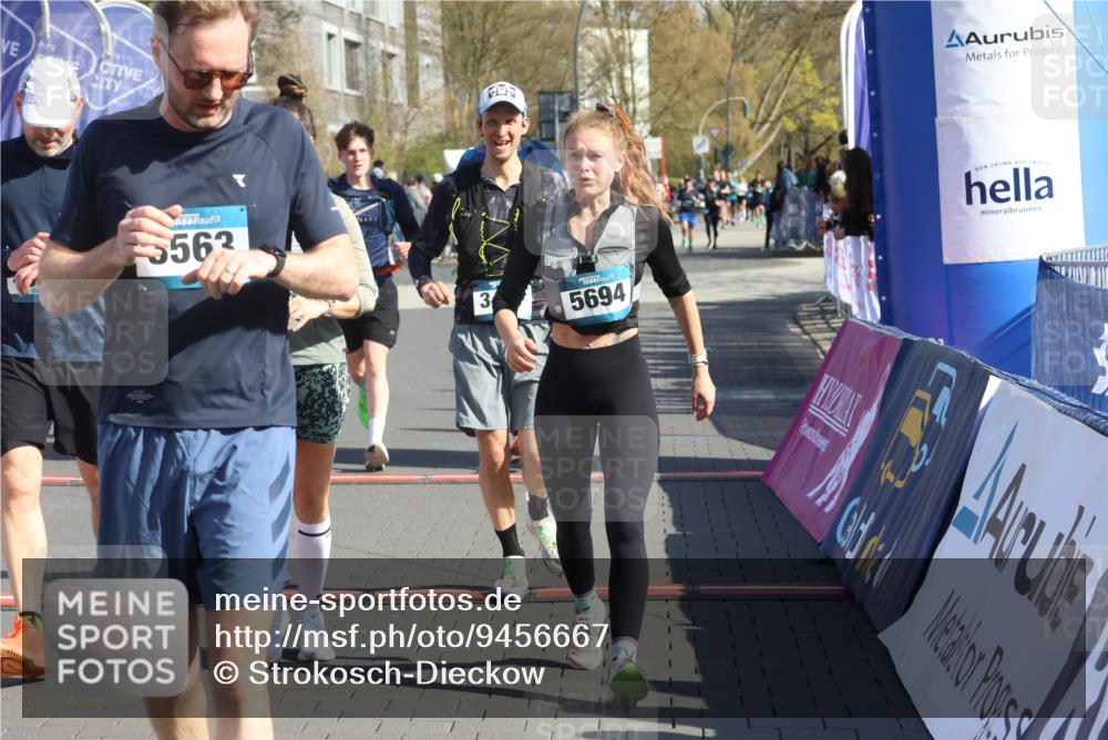 12.04.2026 - 45. Internationalen Wilhelmsburger Insellauf Strokosch-Dieckow http://msf.ph/oto/9456667 12.04.2026 10:46:08 Ziel 5325, 3653, 4139, 4531, 5694, 2216, 3430, 5594, 4481, 4682 meine-sportfotos.de