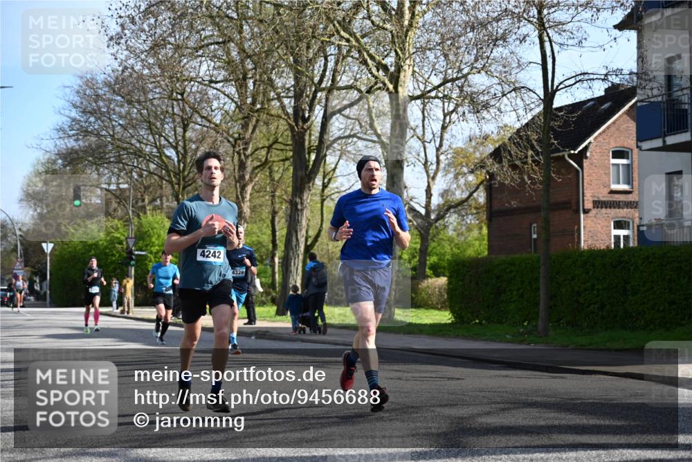 12.04.2026 - 45. Internationalen Wilhelmsburger Insellauf J. Mangold http://msf.ph/oto/9456688 12.04.2026 10:31:11 Ziel 2325, 5661, 4766, 4329, 4212, 5526, 2284, 3584, 3619, 3619, 3634, 2780, 5653, 3706, 2377 meine-sportfotos.de