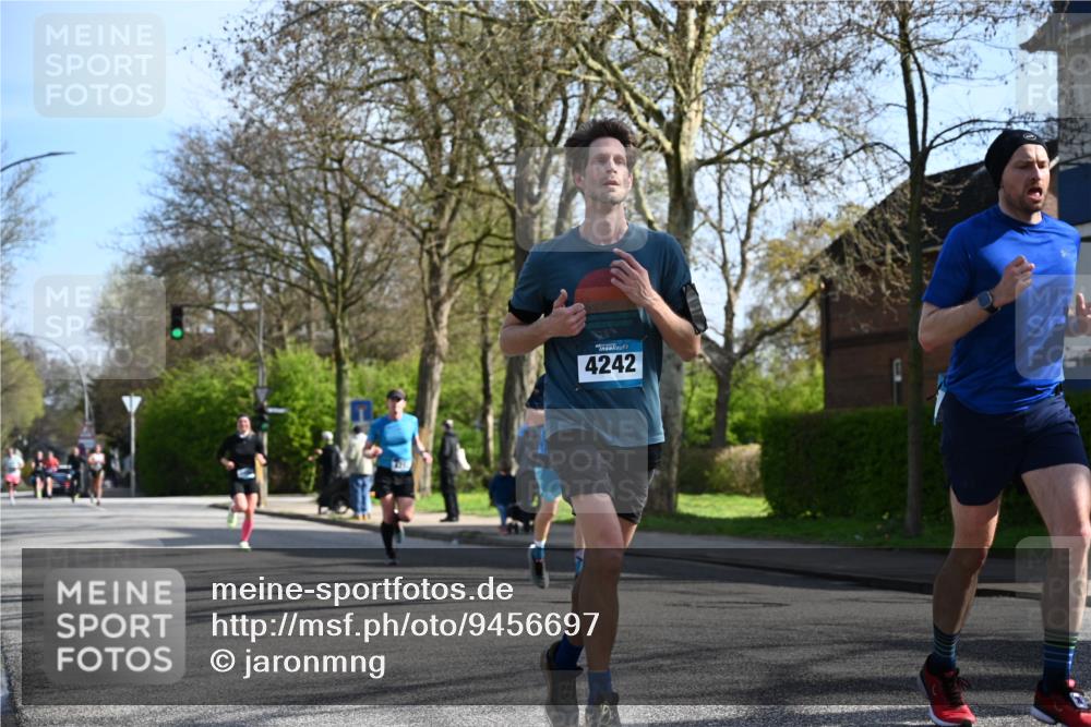 12.04.2026 - 45. Internationalen Wilhelmsburger Insellauf J. Mangold http://msf.ph/oto/9456697 12.04.2026 10:31:12 Ziel 5661, 4766, 4329, 4212, 5526, 2284, 3584, 3619, 3634, 2780, 5653, 3706, 2377 meine-sportfotos.de