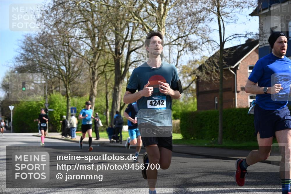 12.04.2026 - 45. Internationalen Wilhelmsburger Insellauf J. Mangold http://msf.ph/oto/9456700 12.04.2026 10:31:12 Ziel 5661, 4766, 4329, 4212, 5526, 2284, 3584, 3619, 3634, 2780, 5653, 3706, 2377 meine-sportfotos.de