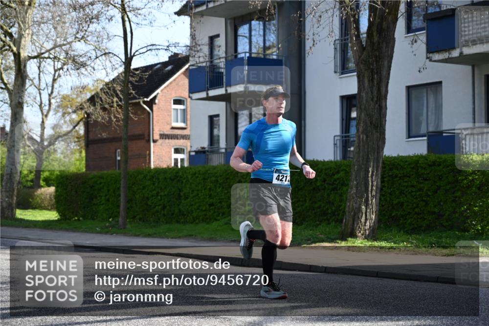 12.04.2026 - 45. Internationalen Wilhelmsburger Insellauf J. Mangold http://msf.ph/oto/9456720 12.04.2026 10:31:16 Ziel 4766, 4329, 4212, 5526, 2284, 3584, 3619, 3634, 2780, 5653, 3706, 2377, 4791 meine-sportfotos.de