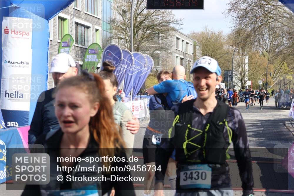 12.04.2026 - 45. Internationalen Wilhelmsburger Insellauf Strokosch-Dieckow http://msf.ph/oto/9456734 12.04.2026 10:46:13 Ziel 5594, 4481, 4682 meine-sportfotos.de