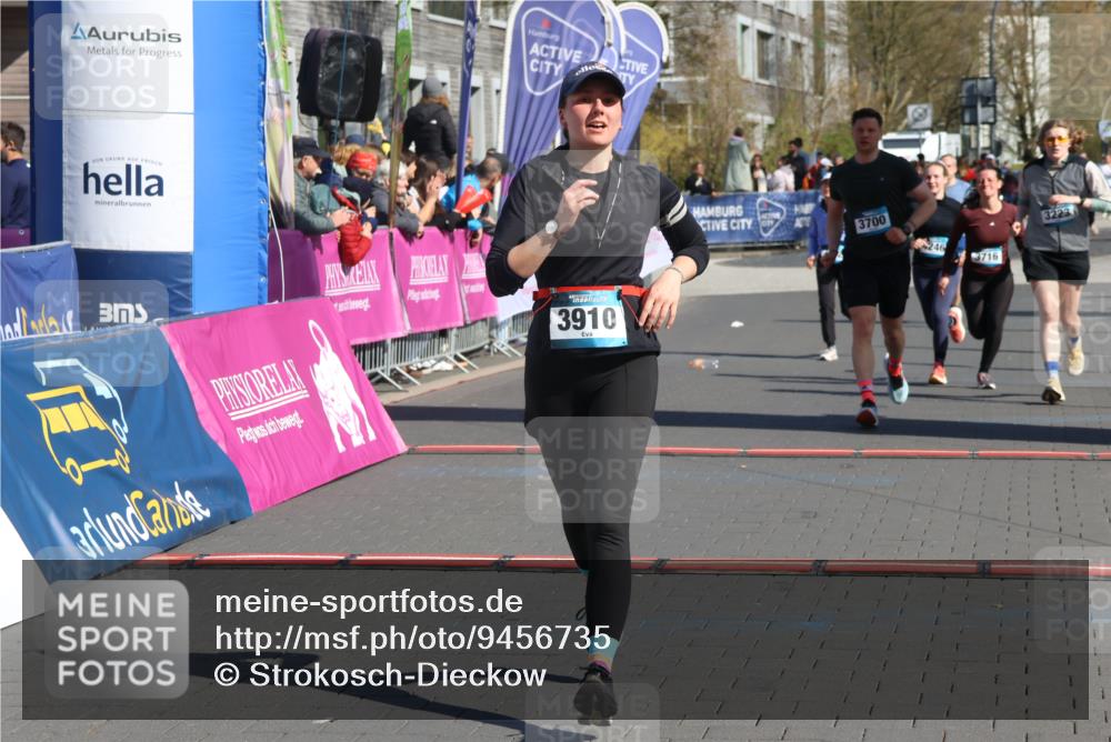 12.04.2026 - 45. Internationalen Wilhelmsburger Insellauf Strokosch-Dieckow http://msf.ph/oto/9456735 12.04.2026 11:03:24 Ziel 3910, 3700, 3716, 3223, 4246 meine-sportfotos.de