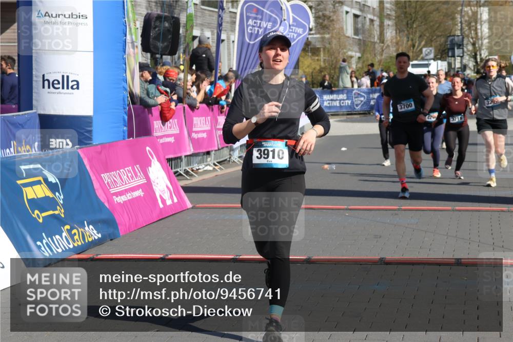 12.04.2026 - 45. Internationalen Wilhelmsburger Insellauf Strokosch-Dieckow http://msf.ph/oto/9456741 12.04.2026 11:03:24 Ziel 3910, 3700, 3716, 3223, 4246 meine-sportfotos.de