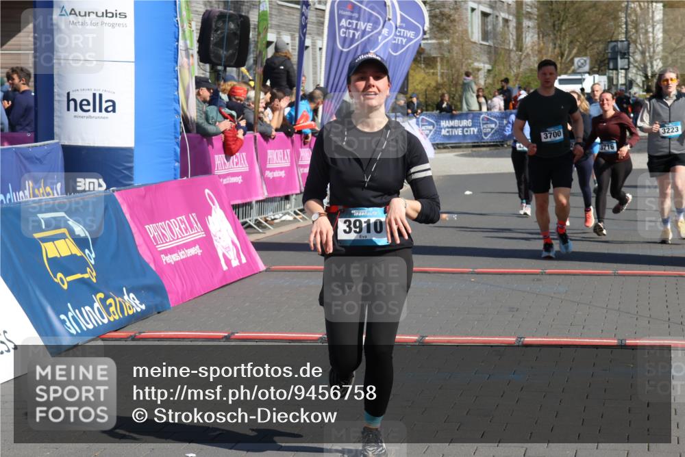 12.04.2026 - 45. Internationalen Wilhelmsburger Insellauf Strokosch-Dieckow http://msf.ph/oto/9456758 12.04.2026 11:03:24 Ziel 3910, 3700, 3716, 3223, 4246 meine-sportfotos.de