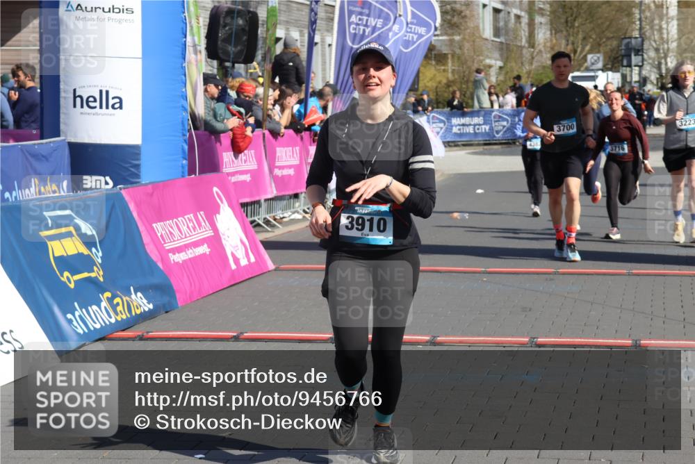 12.04.2026 - 45. Internationalen Wilhelmsburger Insellauf Strokosch-Dieckow http://msf.ph/oto/9456766 12.04.2026 11:03:24 Ziel 3910, 3700, 3716, 3223, 4246 meine-sportfotos.de