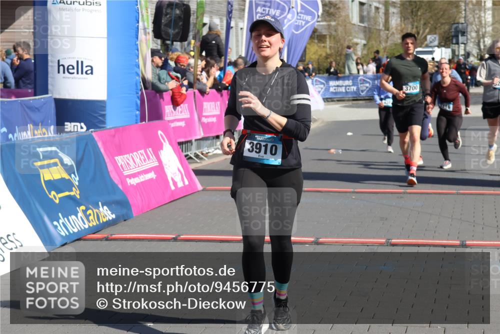 12.04.2026 - 45. Internationalen Wilhelmsburger Insellauf Strokosch-Dieckow http://msf.ph/oto/9456775 12.04.2026 11:03:24 Ziel 3910, 3700, 3716, 3223, 4246 meine-sportfotos.de