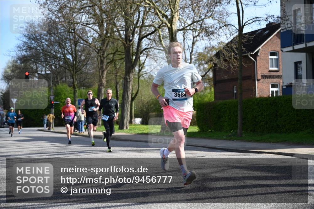 12.04.2026 - 45. Internationalen Wilhelmsburger Insellauf J. Mangold http://msf.ph/oto/9456777 12.04.2026 10:31:28 Ziel 3584, 3619, 3634, 2780, 5653, 3706, 2377, 4791, 5522, 4844, 3666, 3905 meine-sportfotos.de