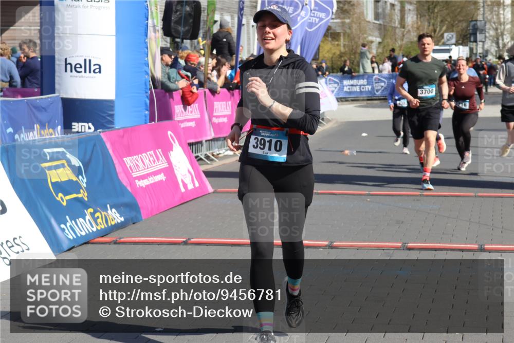 12.04.2026 - 45. Internationalen Wilhelmsburger Insellauf Strokosch-Dieckow http://msf.ph/oto/9456781 12.04.2026 11:03:24 Ziel 3910, 3700, 3716, 3223, 4246 meine-sportfotos.de