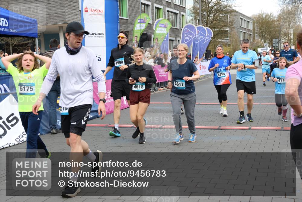 12.04.2026 - 45. Internationalen Wilhelmsburger Insellauf Strokosch-Dieckow http://msf.ph/oto/9456783 12.04.2026 13:03:06 Ziel 4990, 4618, 4617, 4854 meine-sportfotos.de