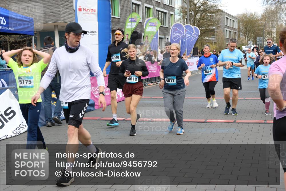 12.04.2026 - 45. Internationalen Wilhelmsburger Insellauf Strokosch-Dieckow http://msf.ph/oto/9456792 12.04.2026 13:03:06 Ziel 4990, 4618, 4617, 4854 meine-sportfotos.de