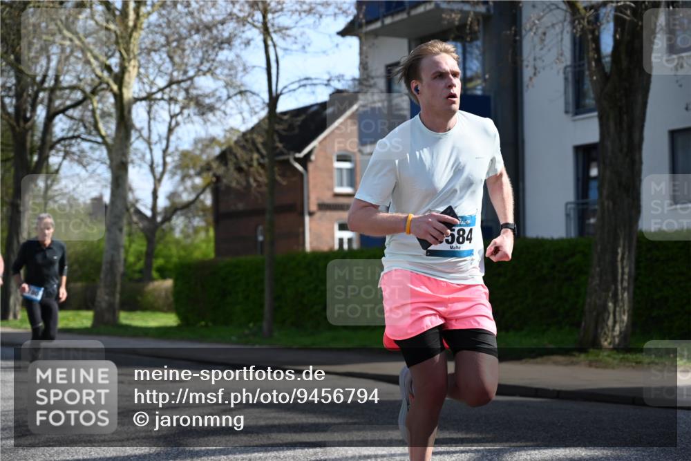 12.04.2026 - 45. Internationalen Wilhelmsburger Insellauf J. Mangold http://msf.ph/oto/9456794 12.04.2026 10:31:29 Ziel 3584, 3619, 3634, 2780, 5653, 3706, 2377, 4791, 5522, 4844, 3666, 3905, 5449 meine-sportfotos.de