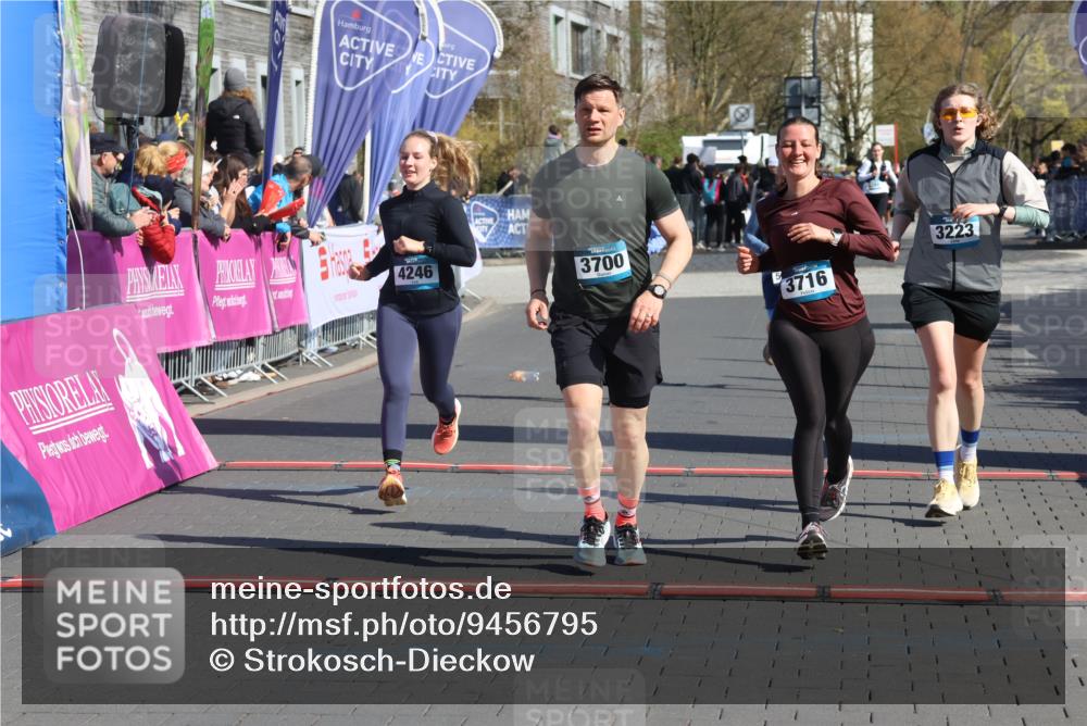 12.04.2026 - 45. Internationalen Wilhelmsburger Insellauf Strokosch-Dieckow http://msf.ph/oto/9456795 12.04.2026 11:03:26 Ziel 3910, 3700, 3716, 3223, 4246, 4382, 5816 meine-sportfotos.de