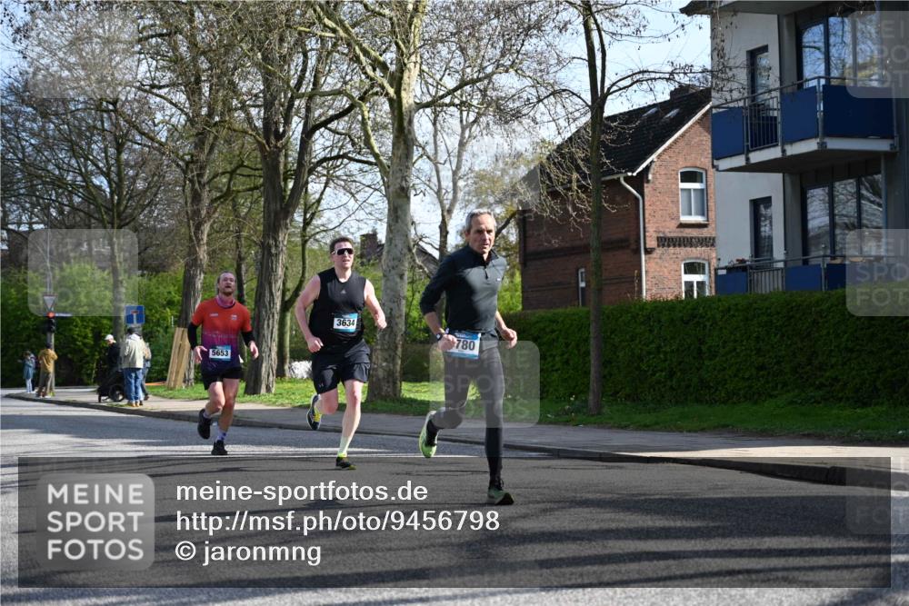 12.04.2026 - 45. Internationalen Wilhelmsburger Insellauf J. Mangold http://msf.ph/oto/9456798 12.04.2026 10:31:30 Ziel 3584, 3619, 3634, 2780, 5653, 3706, 2377, 4791, 5522, 4844, 3666, 3905, 5449 meine-sportfotos.de