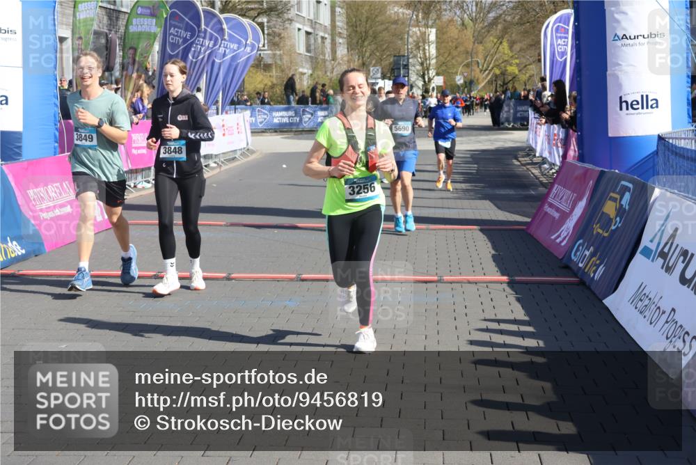 12.04.2026 - 45. Internationalen Wilhelmsburger Insellauf Strokosch-Dieckow http://msf.ph/oto/9456819 12.04.2026 10:46:24 Ziel 3172, 2691, 3256, 3848, 3849, 5690, 4182, 2460 meine-sportfotos.de