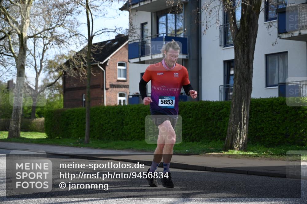 12.04.2026 - 45. Internationalen Wilhelmsburger Insellauf J. Mangold http://msf.ph/oto/9456834 12.04.2026 10:31:33 Ziel 3584, 3619, 3634, 2780, 5653, 3706, 2377, 4791, 5522, 4844, 3666, 3905, 5449 meine-sportfotos.de