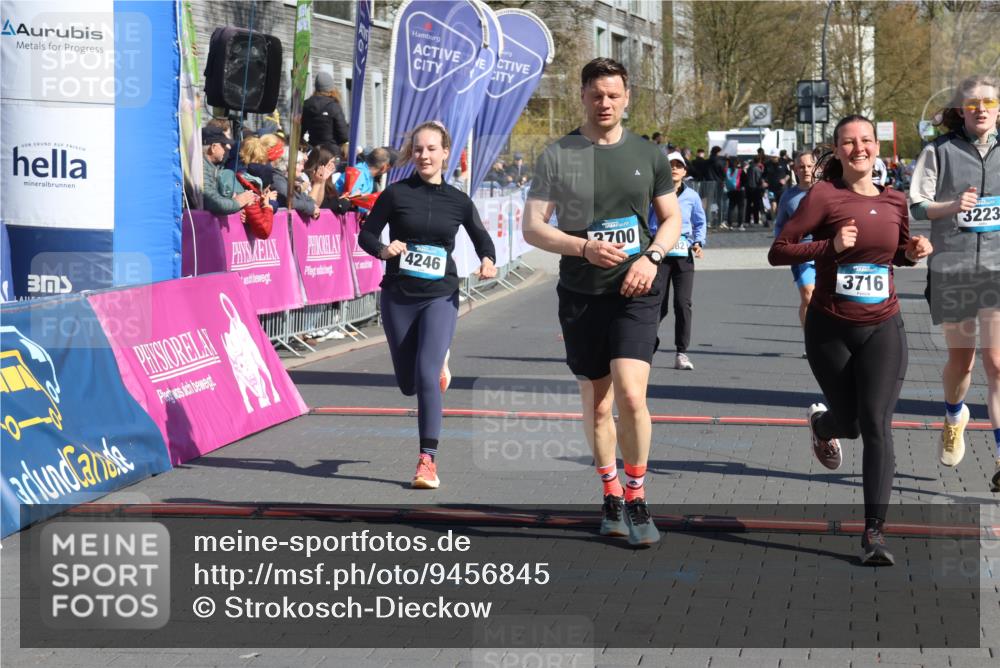 12.04.2026 - 45. Internationalen Wilhelmsburger Insellauf Strokosch-Dieckow http://msf.ph/oto/9456845 12.04.2026 11:03:26 Ziel 3910, 3700, 3716, 3223, 4246, 4382, 5816 meine-sportfotos.de