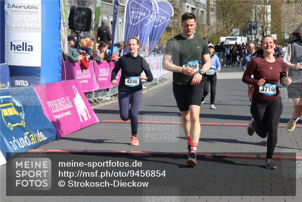 12.04.2026 - 45. Internationalen Wilhelmsburger Insellauf Strokosch-Dieckow http://msf.ph/oto/9456854 12.04.2026 11:03:26 Ziel 3910, 3700, 3716, 3223, 4246, 4382, 5816 meine-sportfotos.de