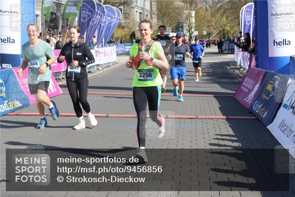 12.04.2026 - 45. Internationalen Wilhelmsburger Insellauf Strokosch-Dieckow http://msf.ph/oto/9456856 12.04.2026 10:46:25 Ziel 3172, 2691, 3256, 3848, 3849, 5690, 4182, 2460, 2706 meine-sportfotos.de