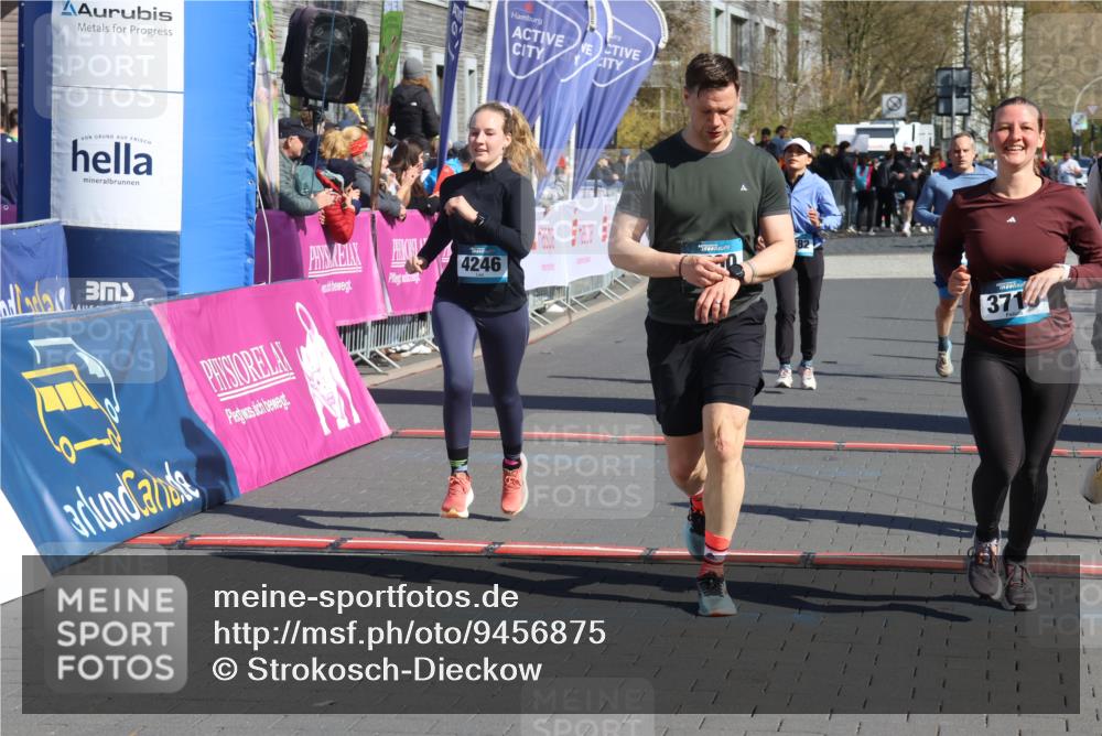 12.04.2026 - 45. Internationalen Wilhelmsburger Insellauf Strokosch-Dieckow http://msf.ph/oto/9456875 12.04.2026 11:03:26 Ziel 3910, 3700, 3716, 3223, 4246, 4382, 5816 meine-sportfotos.de