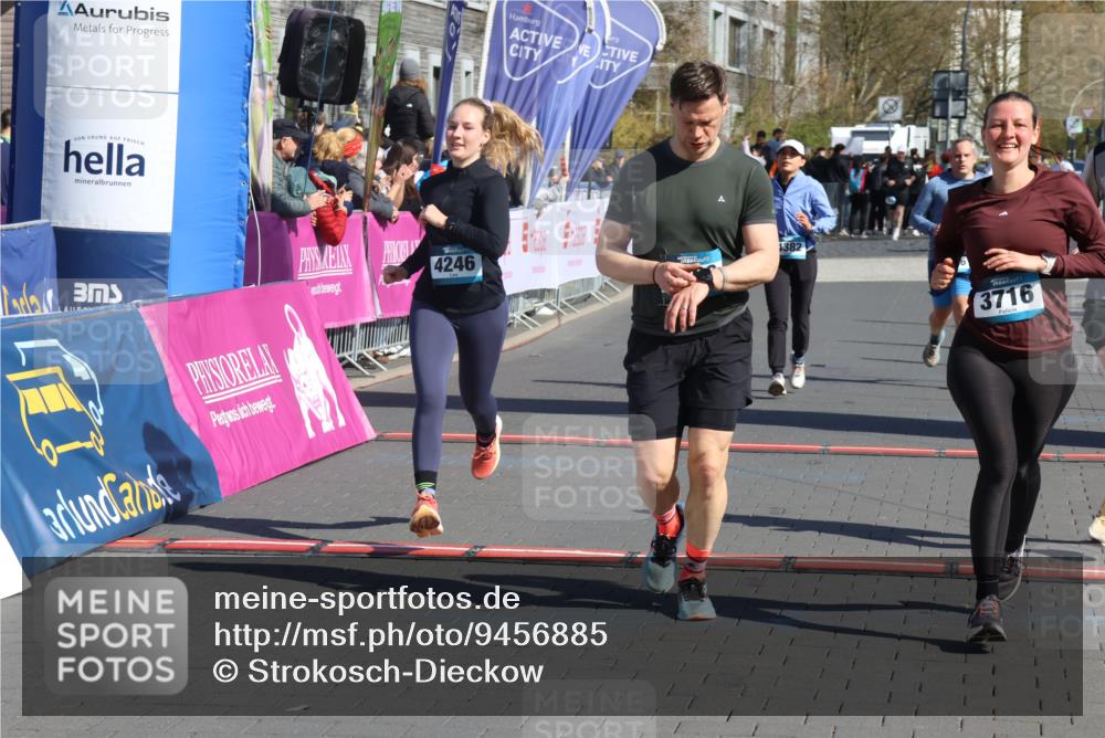 12.04.2026 - 45. Internationalen Wilhelmsburger Insellauf Strokosch-Dieckow http://msf.ph/oto/9456885 12.04.2026 11:03:26 Ziel 3910, 3700, 3716, 3223, 4246, 4382, 5816 meine-sportfotos.de