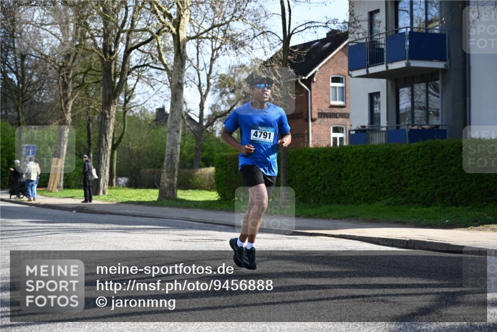 12.04.2026 - 45. Internationalen Wilhelmsburger Insellauf J. Mangold http://msf.ph/oto/9456888 12.04.2026 10:31:55 Ziel 4791, 5522, 4844, 3666, 3905, 5449, 4554, 4378, 3675, 3876, 3506, 4370, 3983, 3114 meine-sportfotos.de