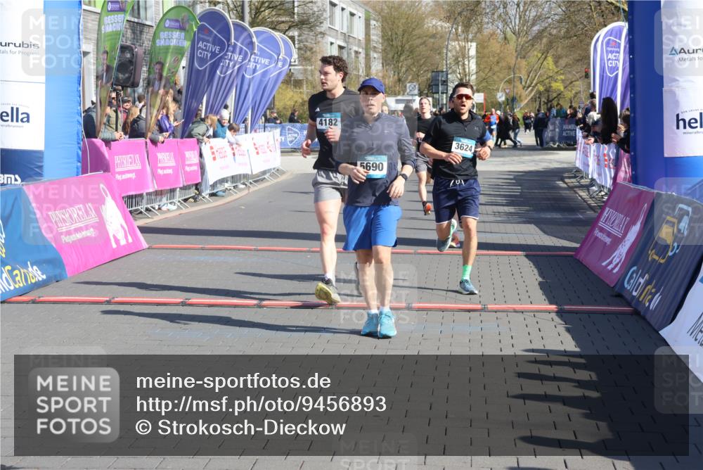 12.04.2026 - 45. Internationalen Wilhelmsburger Insellauf Strokosch-Dieckow http://msf.ph/oto/9456893 12.04.2026 10:46:27 Ziel 3256, 3848, 3849, 5690, 4182, 2460, 2706 meine-sportfotos.de