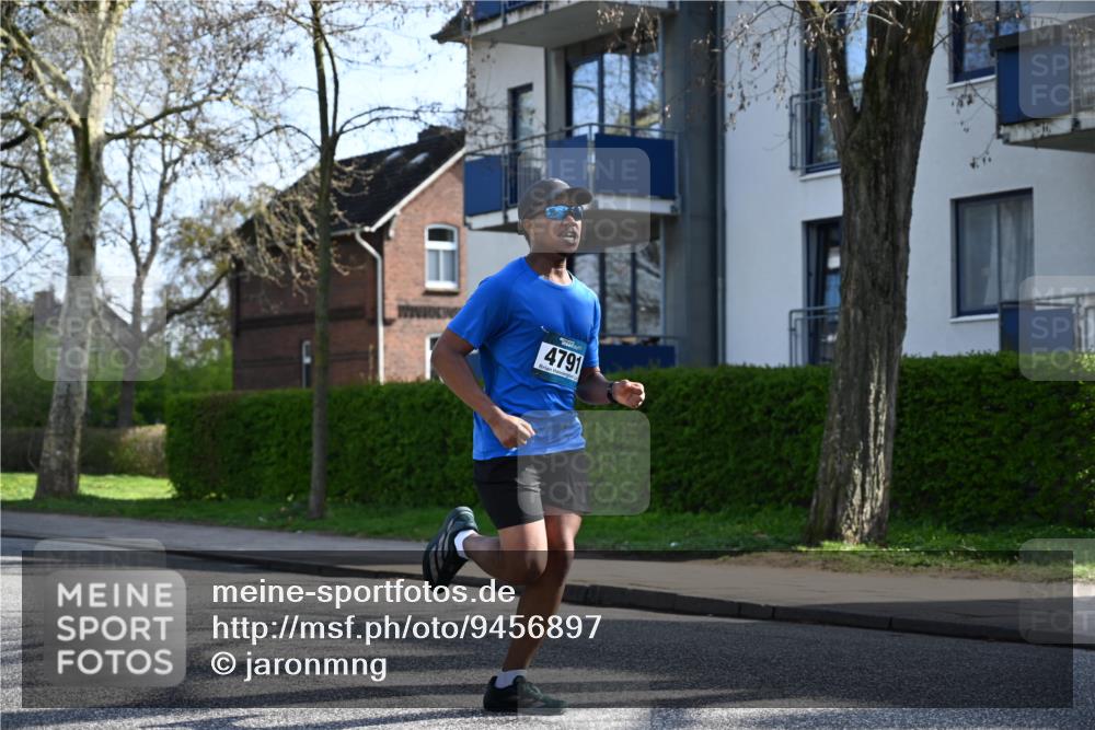 12.04.2026 - 45. Internationalen Wilhelmsburger Insellauf J. Mangold http://msf.ph/oto/9456897 12.04.2026 10:31:56 Ziel 4791, 5522, 4844, 3666, 3905, 5449, 4554, 4378, 3675, 3876, 3506, 4370, 3983, 3114 meine-sportfotos.de