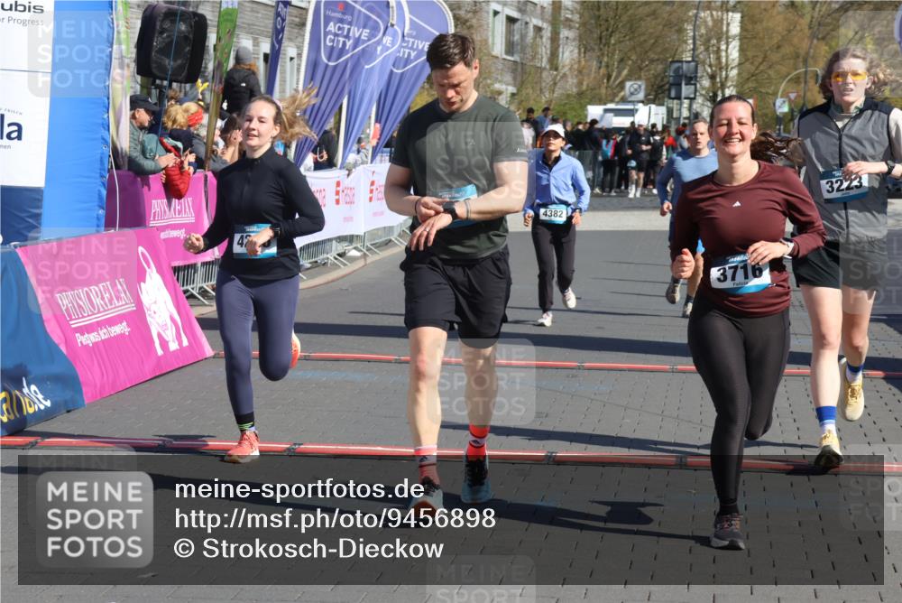 12.04.2026 - 45. Internationalen Wilhelmsburger Insellauf Strokosch-Dieckow http://msf.ph/oto/9456898 12.04.2026 11:03:26 Ziel 3910, 3700, 3716, 3223, 4246, 4382, 5816 meine-sportfotos.de