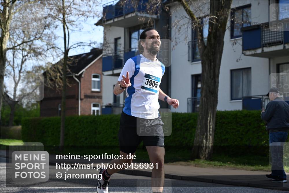 12.04.2026 - 45. Internationalen Wilhelmsburger Insellauf J. Mangold http://msf.ph/oto/9456931 12.04.2026 10:32:05 Ziel 5522, 4844, 3666, 3905, 5449, 4554, 4378, 4378, 3675, 3876, 3506, 4370, 3983, 3114, 3983, 3114, 4150, 3296, 3323, 5639, 2071 meine-sportfotos.de
