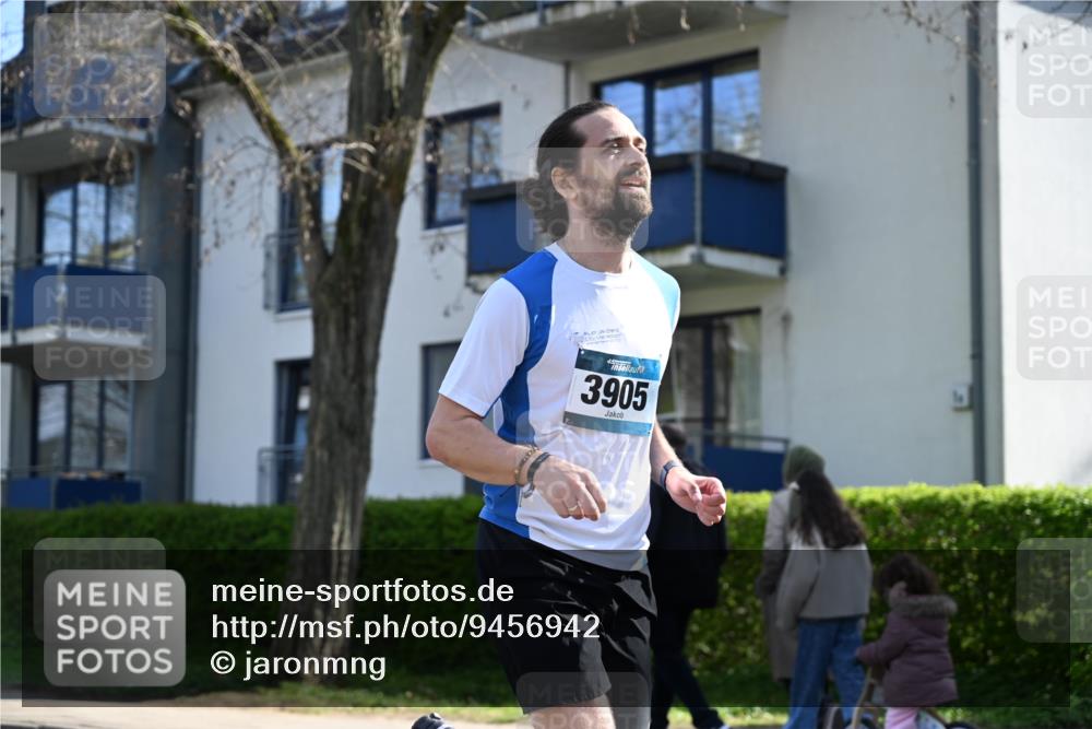12.04.2026 - 45. Internationalen Wilhelmsburger Insellauf J. Mangold http://msf.ph/oto/9456942 12.04.2026 10:32:05 Ziel 5522, 4844, 3666, 3905, 5449, 4554, 4378, 4378, 3675, 3876, 3506, 4370, 3983, 3114, 3983, 3114, 4150, 3296, 3323, 5639, 2071 meine-sportfotos.de