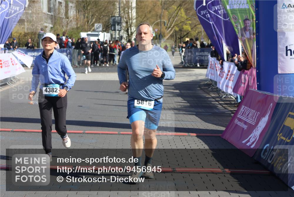 12.04.2026 - 45. Internationalen Wilhelmsburger Insellauf Strokosch-Dieckow http://msf.ph/oto/9456945 12.04.2026 11:03:30 Ziel 3716, 3223, 4246, 4382, 5816 meine-sportfotos.de