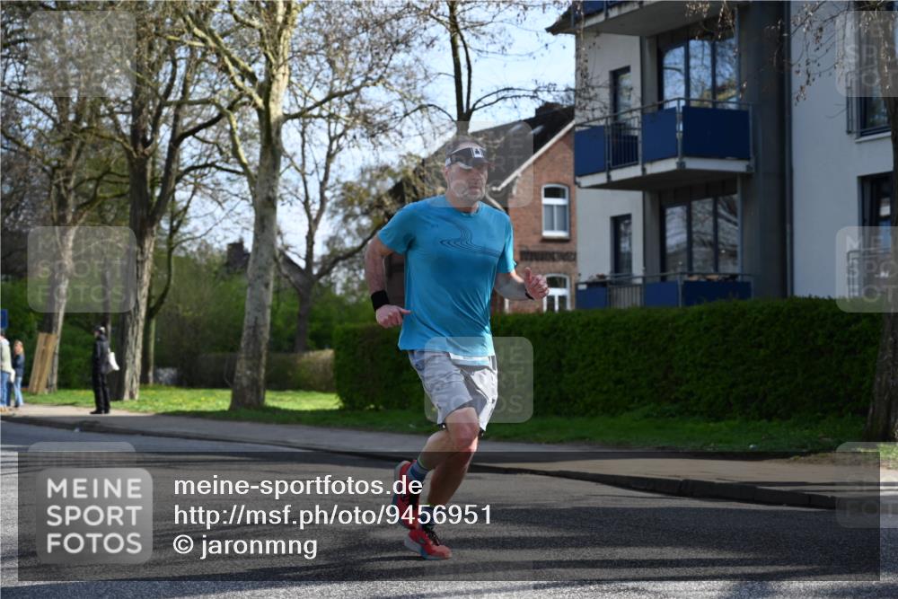 12.04.2026 - 45. Internationalen Wilhelmsburger Insellauf J. Mangold http://msf.ph/oto/9456951 12.04.2026 10:32:08 Ziel 5522, 4844, 3666, 3905, 5449, 4554, 4378, 3675, 3876, 3506, 4370, 3983, 3114, 4150, 3296, 3323, 5639, 2071, 3014 meine-sportfotos.de