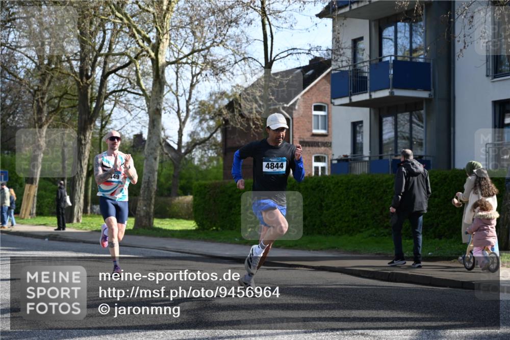 12.04.2026 - 45. Internationalen Wilhelmsburger Insellauf J. Mangold http://msf.ph/oto/9456964 12.04.2026 10:32:10 Ziel 4844, 3666, 3905, 5449, 4554, 4378, 3675, 3876, 3506, 4370, 3983, 3114, 4150, 4150, 3296, 3323, 5639, 2071, 3014 meine-sportfotos.de