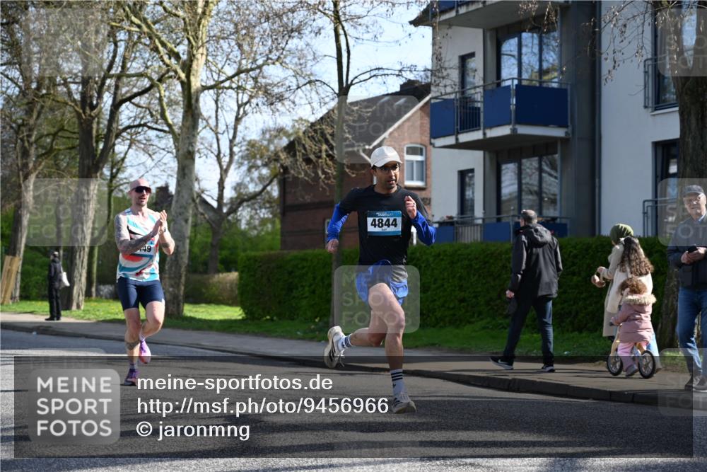 12.04.2026 - 45. Internationalen Wilhelmsburger Insellauf J. Mangold http://msf.ph/oto/9456966 12.04.2026 10:32:11 Ziel 4844, 3666, 3905, 5449, 4554, 4378, 3675, 3876, 3506, 4370, 3983, 3114, 4150, 3296, 3323, 5639, 2071, 3014 meine-sportfotos.de