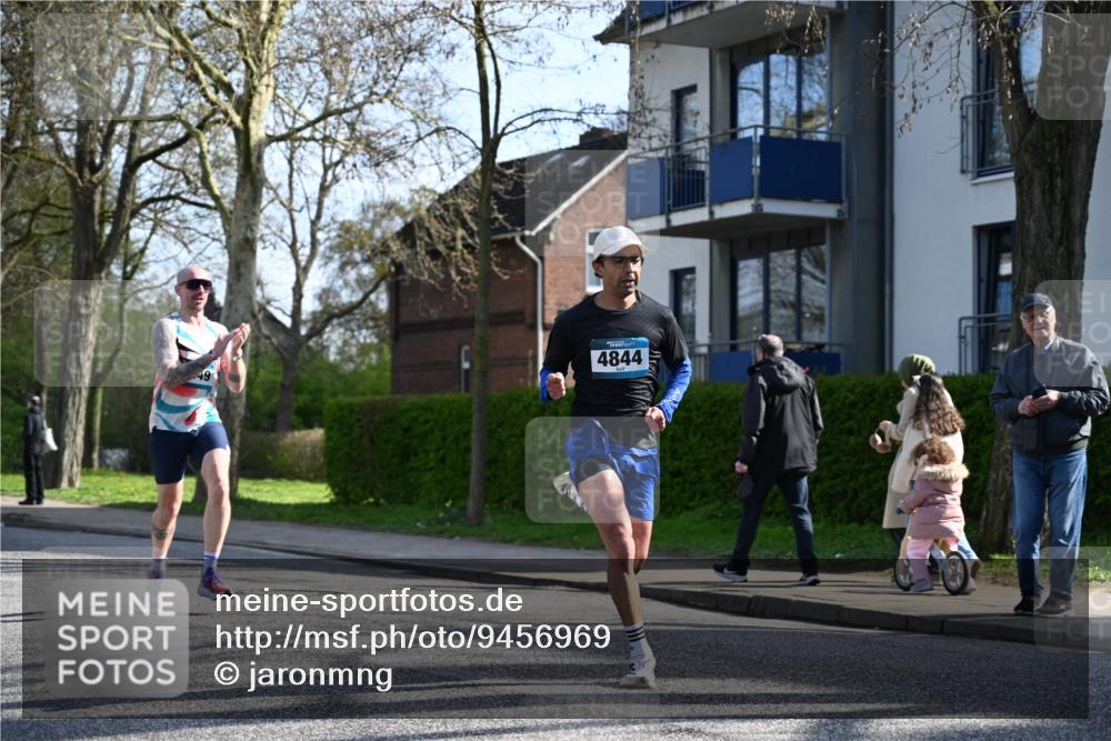 12.04.2026 - 45. Internationalen Wilhelmsburger Insellauf J. Mangold http://msf.ph/oto/9456969 12.04.2026 10:32:11 Ziel 4844, 3666, 3905, 5449, 4554, 4378, 3675, 3876, 3506, 4370, 3983, 3114, 4150, 3296, 3323, 5639, 2071, 3014 meine-sportfotos.de