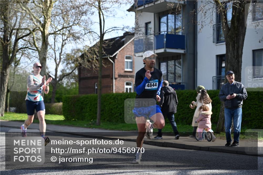12.04.2026 - 45. Internationalen Wilhelmsburger Insellauf J. Mangold http://msf.ph/oto/9456970 12.04.2026 10:32:11 Ziel 4844, 3666, 3905, 5449, 4554, 4378, 3675, 3876, 3506, 4370, 3983, 3114, 4150, 3296, 3323, 5639, 2071, 3014 meine-sportfotos.de