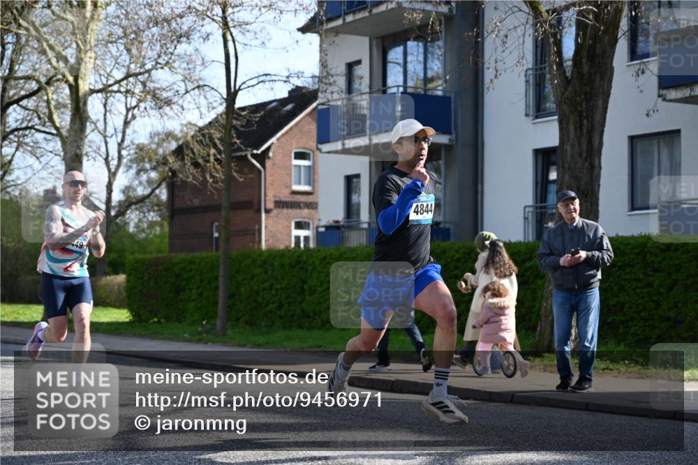 12.04.2026 - 45. Internationalen Wilhelmsburger Insellauf J. Mangold http://msf.ph/oto/9456971 12.04.2026 10:32:11 Ziel 4844, 3666, 3905, 5449, 4554, 4378, 3675, 3876, 3506, 4370, 3983, 3114, 4150, 3296, 3323, 5639, 2071, 3014 meine-sportfotos.de