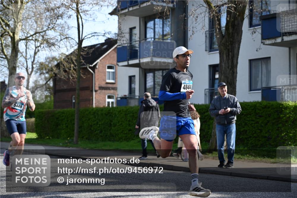 12.04.2026 - 45. Internationalen Wilhelmsburger Insellauf J. Mangold http://msf.ph/oto/9456972 12.04.2026 10:32:11 Ziel 4844, 3666, 3905, 5449, 4554, 4378, 3675, 3876, 3506, 4370, 3983, 3114, 4150, 3296, 3323, 5639, 2071, 3014 meine-sportfotos.de