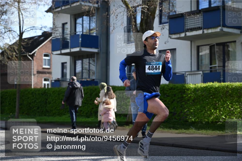 12.04.2026 - 45. Internationalen Wilhelmsburger Insellauf J. Mangold http://msf.ph/oto/9456974 12.04.2026 10:32:11 Ziel 4844, 3666, 3905, 5449, 4554, 4378, 3675, 3876, 3506, 4370, 3983, 3114, 4150, 3296, 3323, 5639, 2071, 3014 meine-sportfotos.de