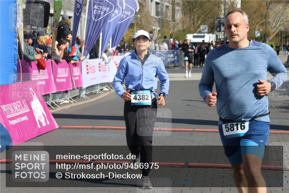 12.04.2026 - 45. Internationalen Wilhelmsburger Insellauf Strokosch-Dieckow http://msf.ph/oto/9456975 12.04.2026 11:03:31 Ziel 4382, 5816, 3384 meine-sportfotos.de