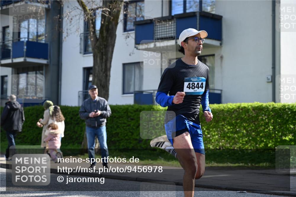 12.04.2026 - 45. Internationalen Wilhelmsburger Insellauf J. Mangold http://msf.ph/oto/9456978 12.04.2026 10:32:11 Ziel 4844, 3666, 3905, 5449, 4554, 4378, 3675, 3876, 3506, 4370, 3983, 3114, 4150, 3296, 3323, 5639, 2071, 3014 meine-sportfotos.de