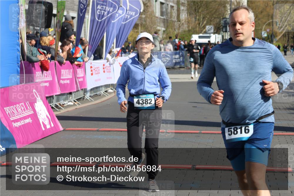 12.04.2026 - 45. Internationalen Wilhelmsburger Insellauf Strokosch-Dieckow http://msf.ph/oto/9456984 12.04.2026 11:03:31 Ziel 4382, 5816, 3384 meine-sportfotos.de