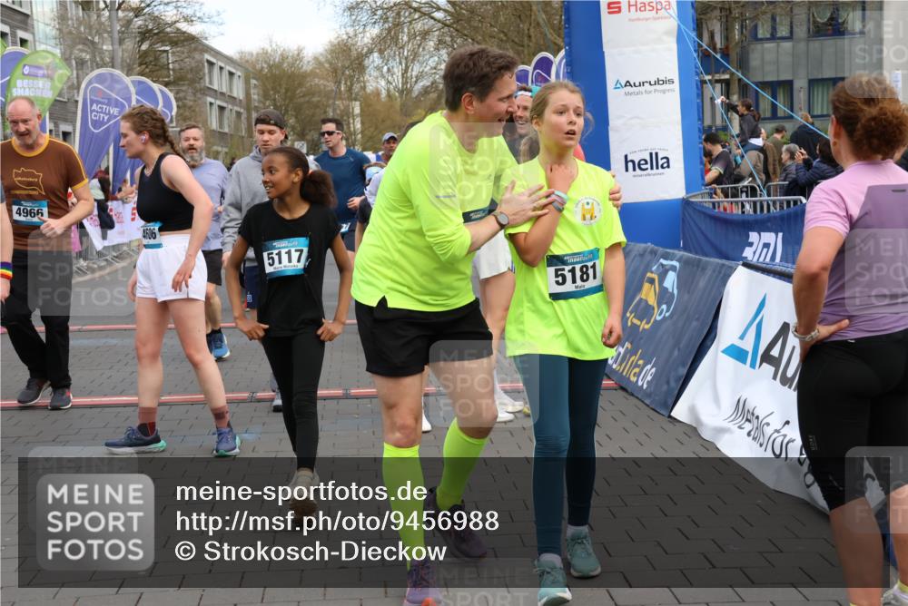 12.04.2026 - 45. Internationalen Wilhelmsburger Insellauf Strokosch-Dieckow http://msf.ph/oto/9456988 12.04.2026 13:02:49 Ziel 5181, 5117 meine-sportfotos.de