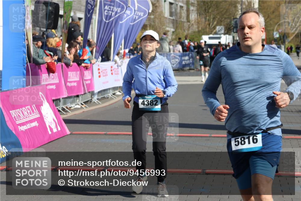 12.04.2026 - 45. Internationalen Wilhelmsburger Insellauf Strokosch-Dieckow http://msf.ph/oto/9456993 12.04.2026 11:03:31 Ziel 4382, 5816, 3384 meine-sportfotos.de